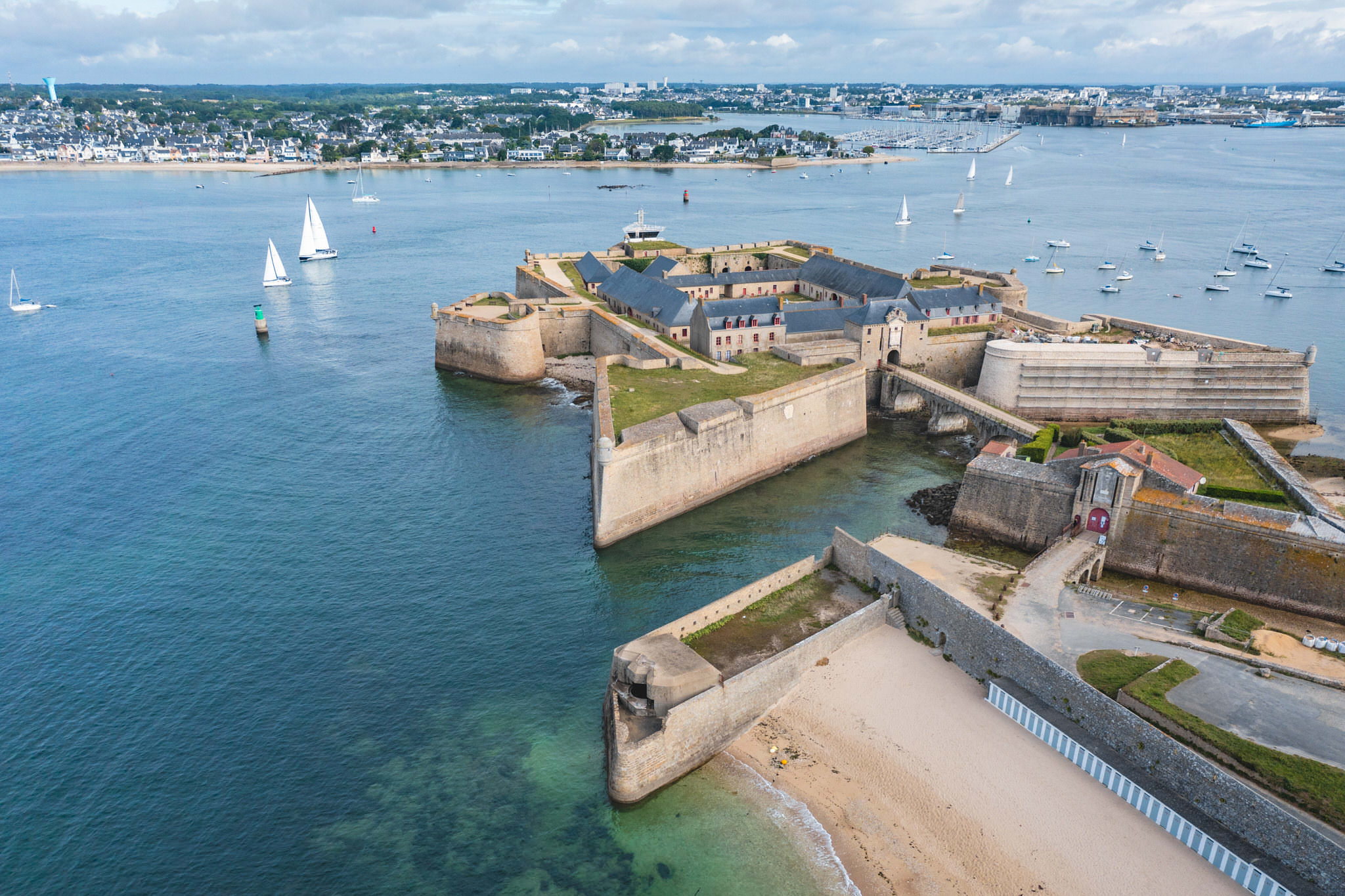 Die Bucht, die Häfen von Lorient und die Zitadelle von Port-Louis (Morbihan)
