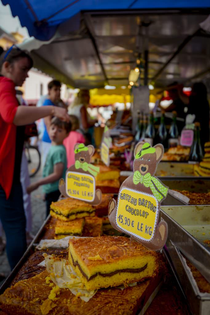 Anteil an bretonischem Schokoladenkuchen auf dem Markt in Guidel (Bretagne)