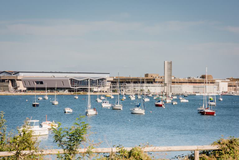 Vue du plan d'eau devant Lorient La Base, avec la Cité de la Voile Eric Tabarly.