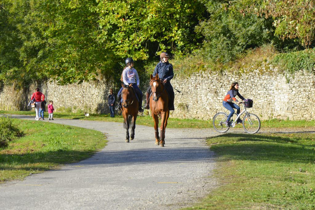 Ausritt oder Fahrradtour auf dem Treidelpfad des Flusses Blavet in Hennebont (Morbihan, Südbretagne)