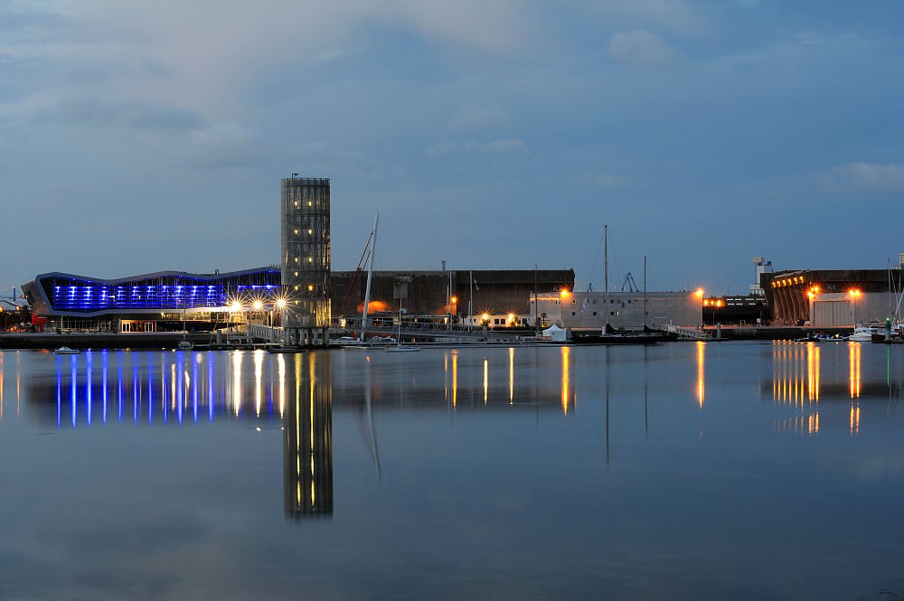 La Cité de la voile Eric Tabarly de nuit à Lorient La Base