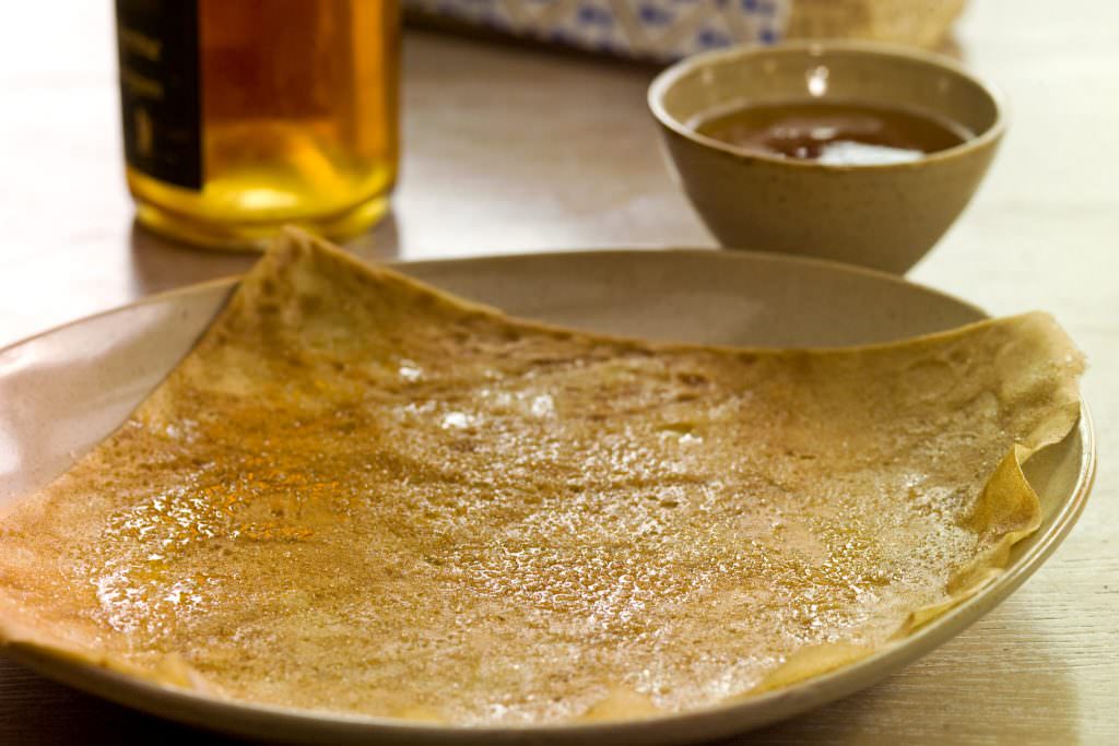 Crêpe mit Butter und einem Glas Cidre in der Bretagne (Frankreich)