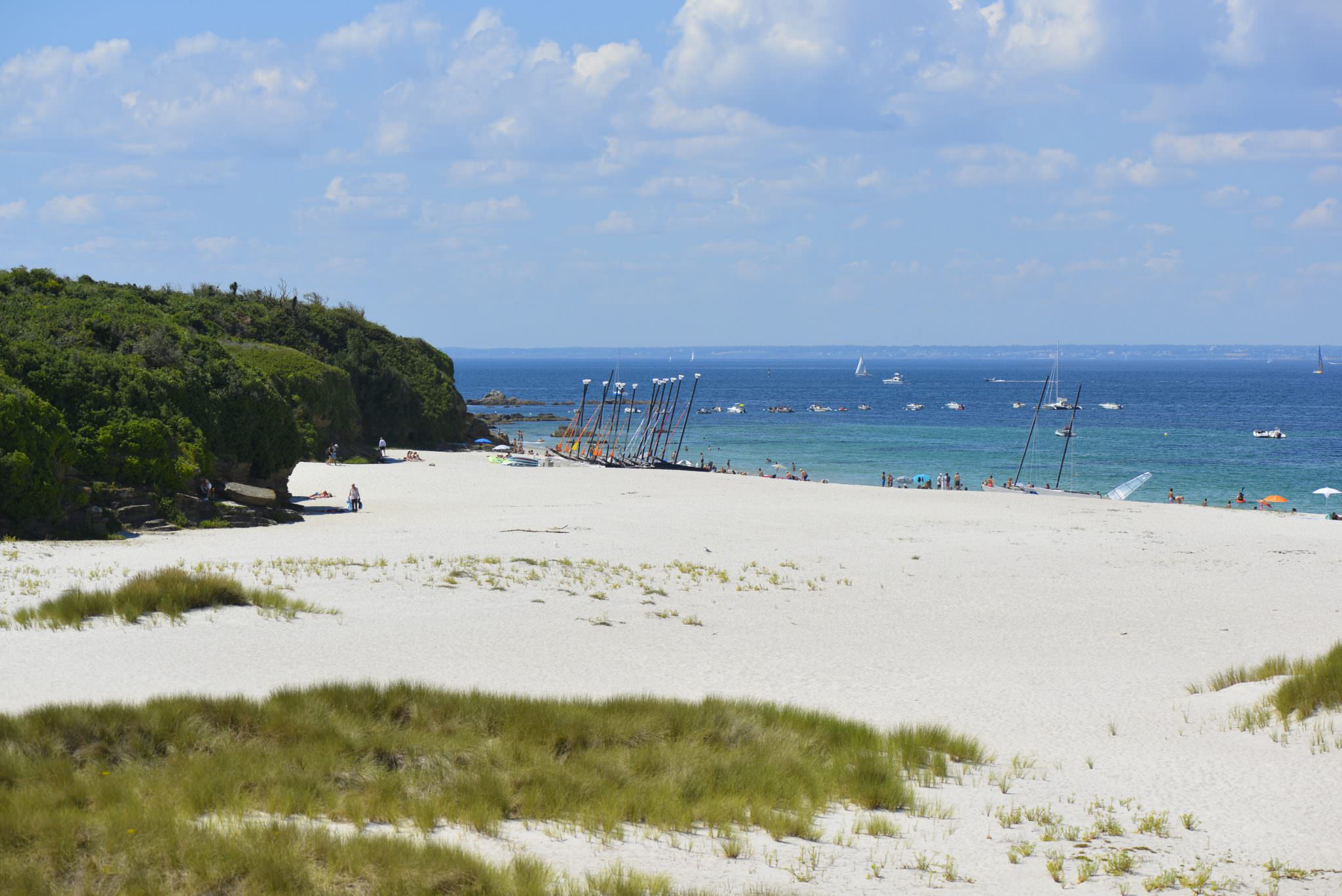 La plage des Grands Sables et l'école de voile à l'île de Groix.