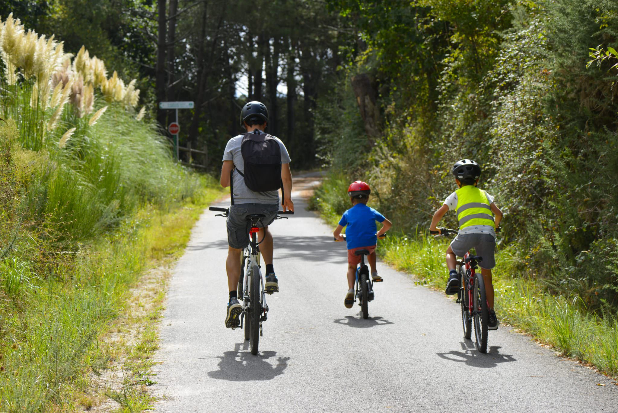 Famille à vélo sur la voie verte des Kaolins à Ploemeur..