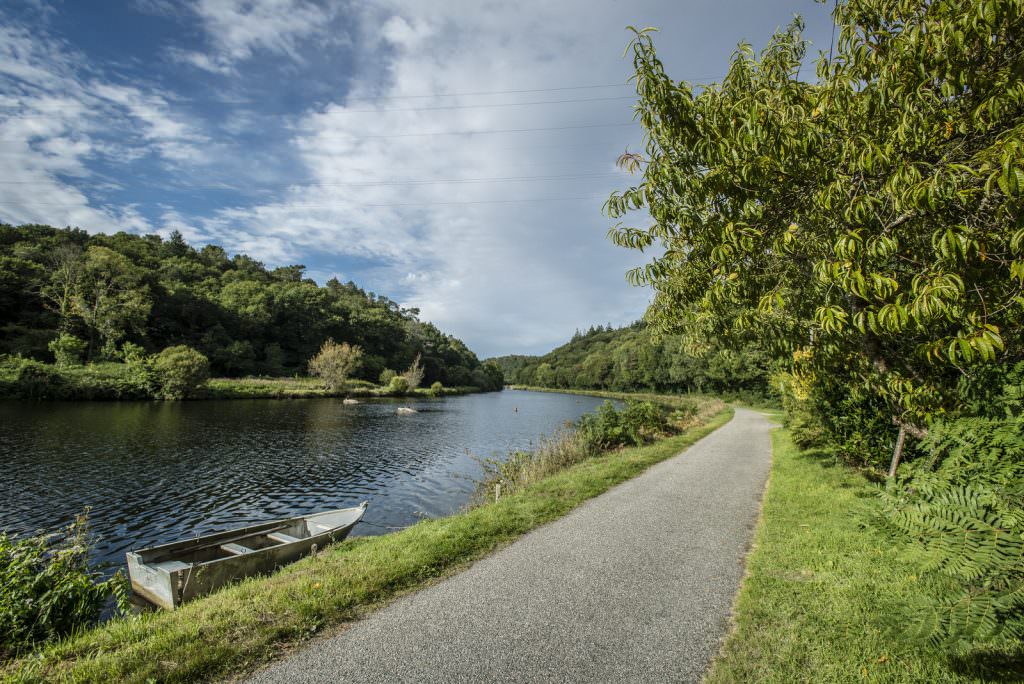 Treidelpfad am Fluss Blavet in Hennebont (Morbihan, Süd Bretagne)