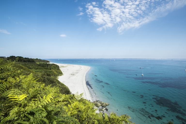 Der paradiesische Strand Les Grands Sables auf der Insel Groix (Morbihan, Südbretagne)