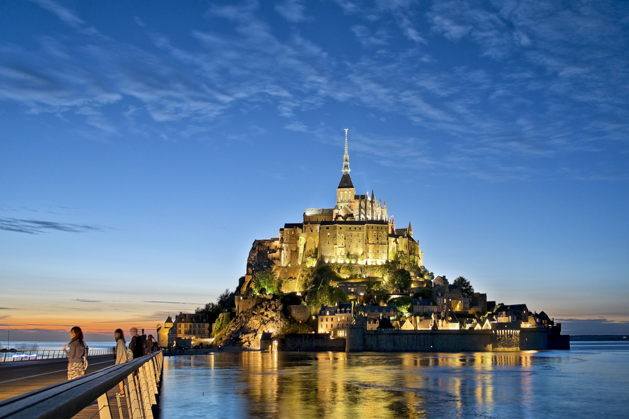 Mont Saint-Michel bei Nacht gesehen