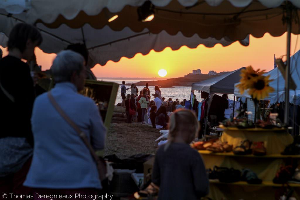 Nachtmarkt in Ploemeur bei Sonnenuntergang (Bretagne)