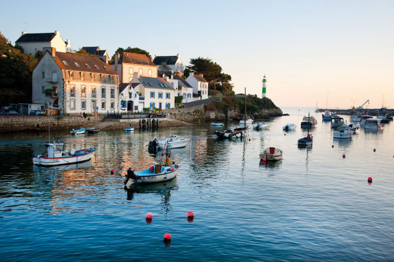 Sonnenuntergang über dem hafen von Doëlan (Finistère, Süd-Bretagne)