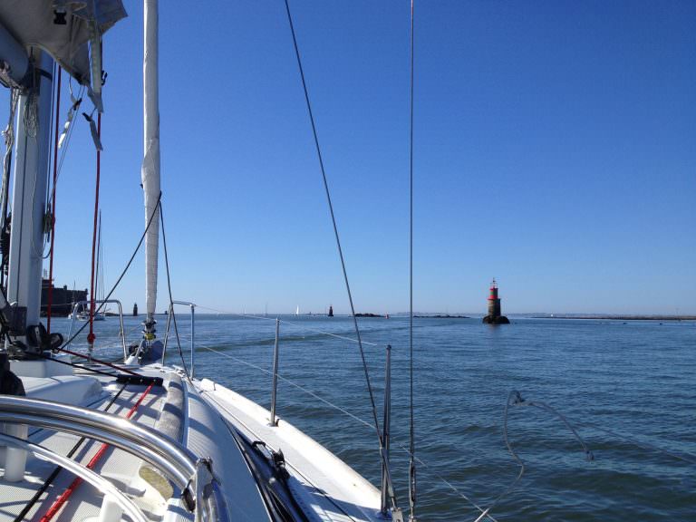 Ausfahrt mit dem Segelboot aus der Reede von Lorient (Morbihan, Südbretagne)