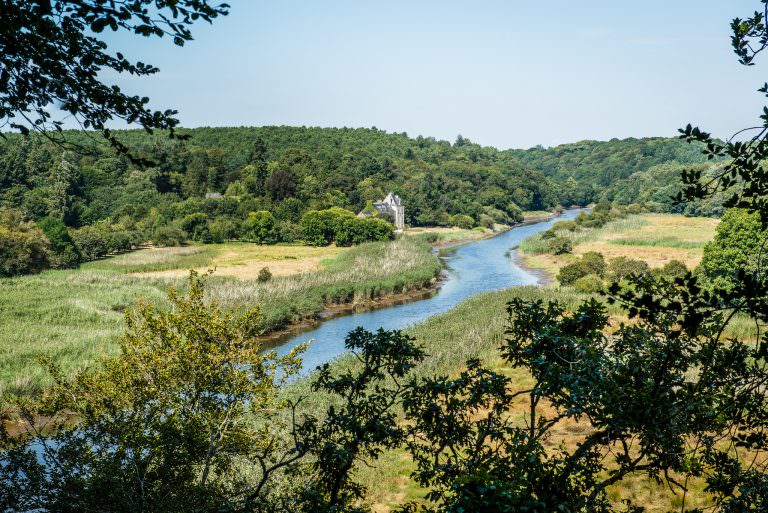 Blick von einem Aussichtspunkt auf das Tal des Scorff in Lorient Süd-Bretagne (Morbihan, Frankreich)