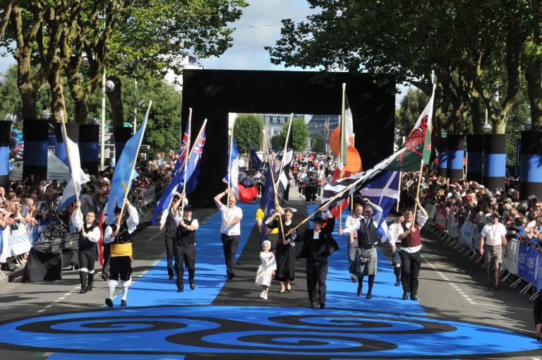 Große Parade durch die Straßen von Lorient während des Festival Interceltique (Morbihan, Südbretagne)