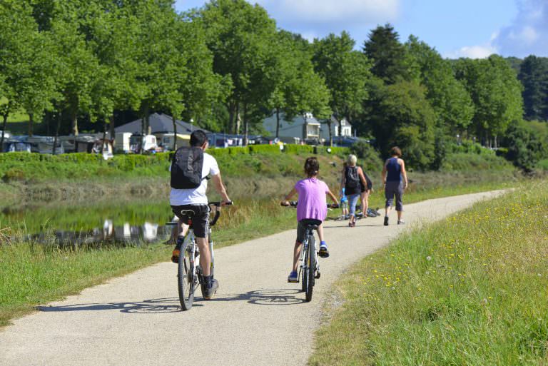 Fahrradtour mit der Familie auf dem grünen Weg des Chemin de Halage von Hennebont nach Inzinzac-Lochrist (Morbihan, Südbretagne)