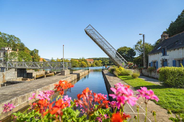 Schleuse auf dem Treidelpfad des Blavet von Hennebont nach Pontivy in Morbihan (Bretagne, Frankreich)