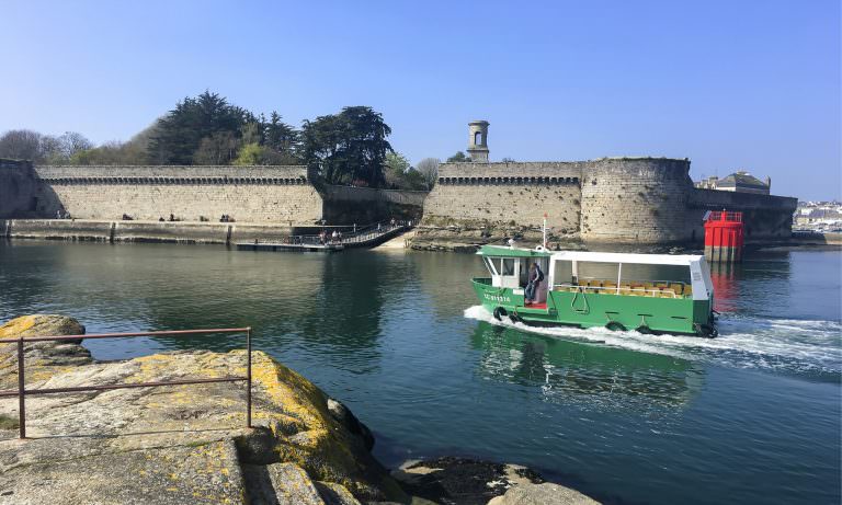 Fährschiff für Passagiere vor der Schlosskirche von Concarneau (Finistère, Süd-Bretagne)