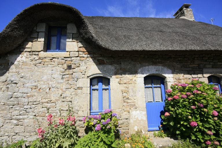 Kleines Reetdachhaus (typische Architektur der Bretagne) auf der Île aux Moines (Morbihan)