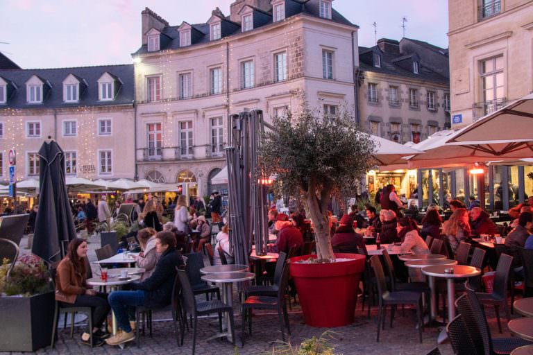 Terrassen für ein Getränk im Stadtzentrum von Vannes (Morbihan, Südbretagne)