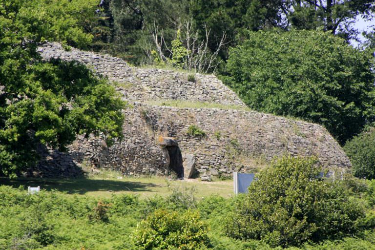 Außenseite des Cairns von Gavrinis, archäologisches Erbe aus der Jungsteinzeit, im Golf von Morbihan