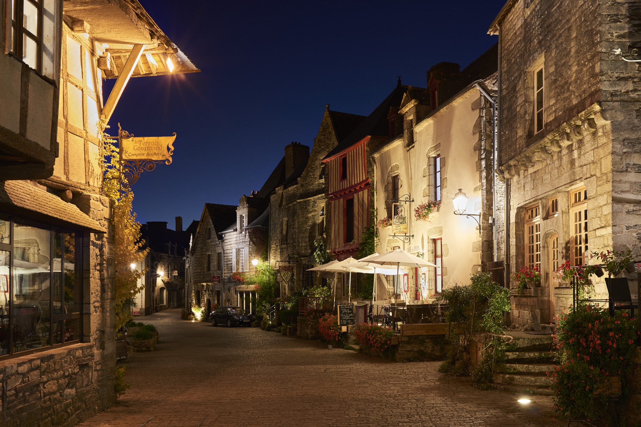 Spaziergang durch die beleuchteten Straßen von Rochefort en Terre (Morbihan)