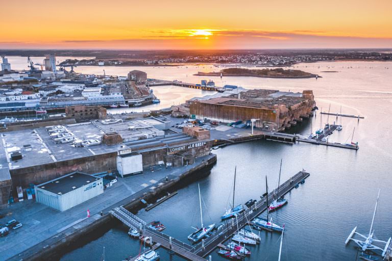 Luftaufnahme des U-Boot-Stützpunkts Lorient und seiner Reede (Morbihan, Südbretagne)