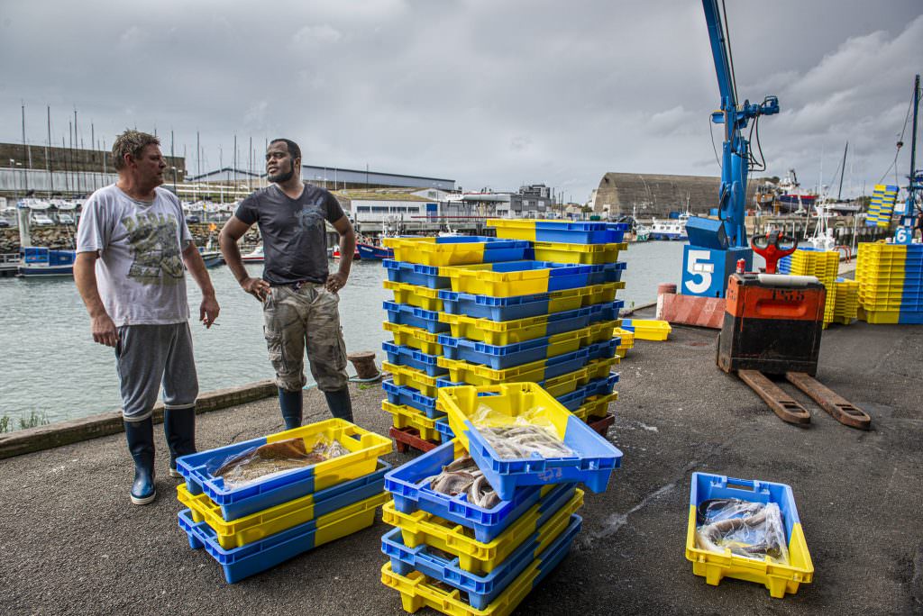 Fischer am Fischereihafen Kéroman in Lorient (Morbihan, Süd-Bretagne)