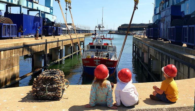 Kinderführung durch den Fischereihafen von Lorient (Morbihan, Südbretagne)