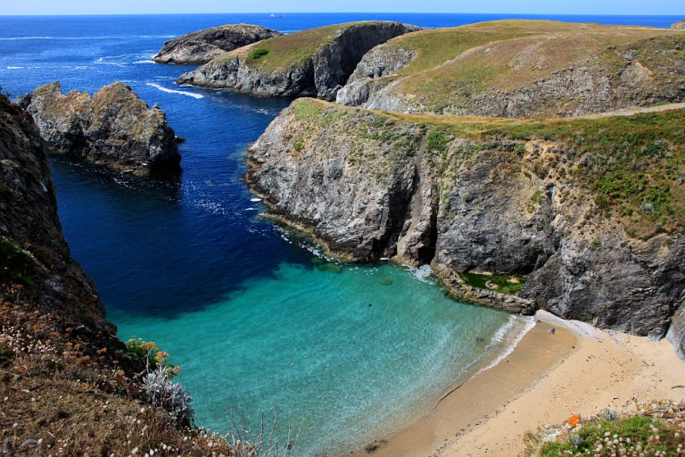 Strand zwischen den Klippen von Belle-Île (Südbretagne)