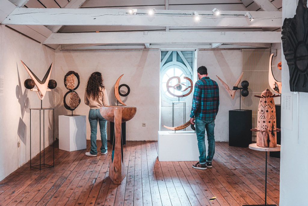 Besuch einer Ausstellung in der Cour des Métiers d'Art in Pont-Scorff (Morbihan, Südbretagne)