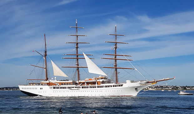 Das Kreuzfahrtschiff Sea Cloud läuft aus der Reede von Lorient (Morbihan) aus