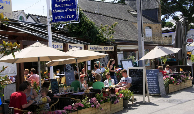 Terrassen und Geschäfte im Stadtzentrum von Carnac (Morbihan, Süd-Bretagne)