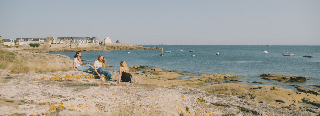 Nachmittag mit Freunden an der Küste in Ploemeur (Morbihan, Südbretagne)