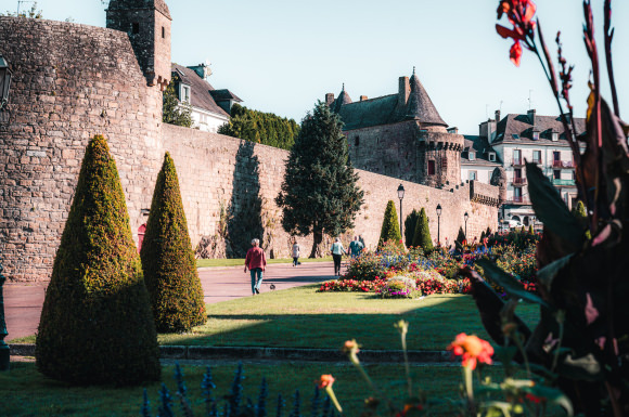 Spaziergang am Fuße der mittelalterlichen Stadtmauern im Stadtzentrum von Hennebont (Südbretagne)