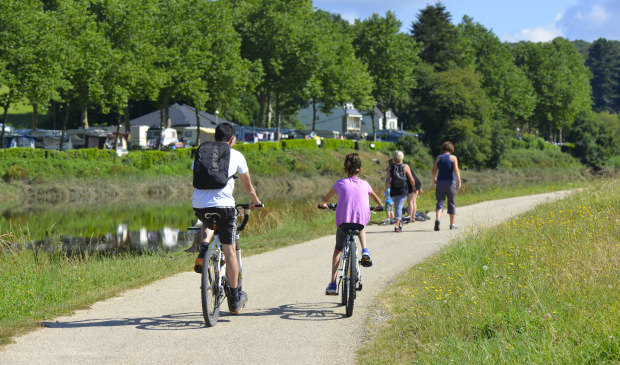 Fahrradtour mit der Familie auf dem grünen Weg des Chemin de Halage von Hennebont nach Inzinzac-Lochrist (Morbihan, Südbretagne)
