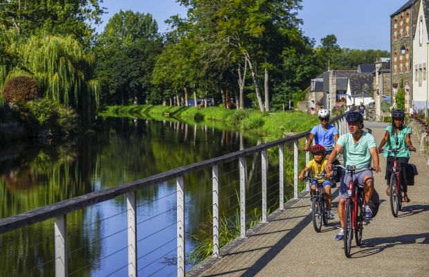 Vélo le long du canal à Josselin