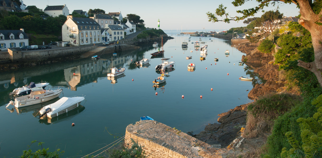 Clohars-Carnoët, Hafen von Doëlan bei Sonnenaufgang (Finistère, Süd-Bretagne)