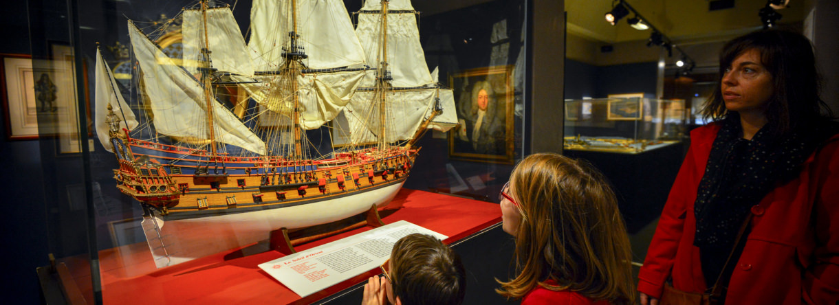 Familienausflug zum Museum der Compagnie des Indes in der Zitadelle von Port-Louis (Morbihan, Südbretagne)