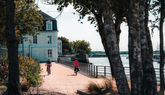 Fahrradtour auf den Quais du Péristyle in der Innenstadt von Lorient (Südbretagne)