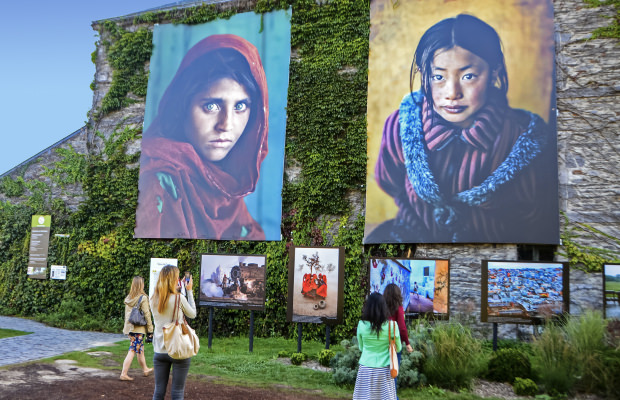 Ausstellung fotografischer Porträts während des Fotofestivals in La Gacilly (Südbretagne)