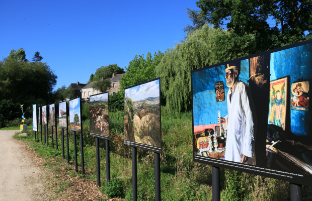 Außenausstellung des Fotografie-Festivals in La Gacilly (Südbretagne)