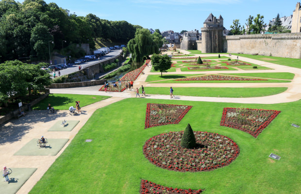 Blick auf die Gartenbeete entlang der Stadtmauer von Vannes (Morbihan, Südbretagne)