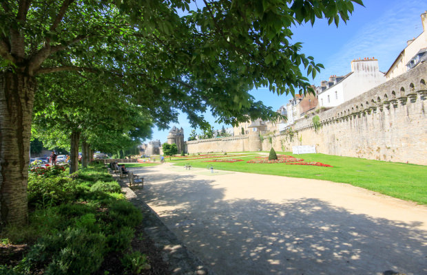 Spaziergang entlang der Stadtmauer in Vannes (Morbihan, Südbretagne)