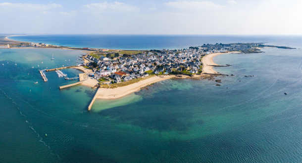 Luftaufnahme der Halbinsel Gâvres, des kleinen Meeres, des Ozeans und der Dünenkette in Lorient Süd-Bretagne (Morbihan)