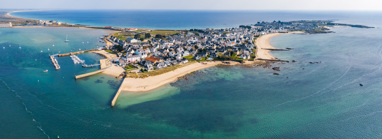 Luftaufnahme der Halbinsel Gâvres, des kleinen Meeres, des Ozeans und der Dünenkette in Lorient Süd-Bretagne (Morbihan)