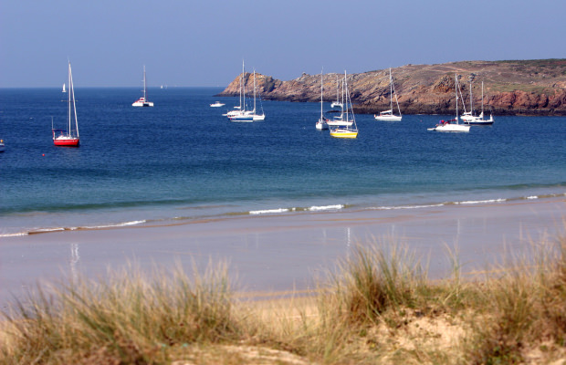 Segelboote am Strand der Ile d'Houat (Südbretagne)