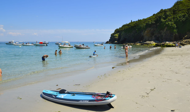 Baignade à la plage des Grands Sables à l'Ile de Groix.