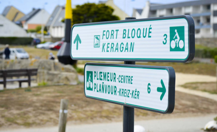 Beschilderung zwischen den grünen Wegen der Kaolins und der Küste in Ploemeur (Morbihan, Südbretagne)