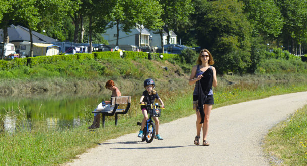 Balade à pied et à vélo le long du chemin de halage, à Hennebont.