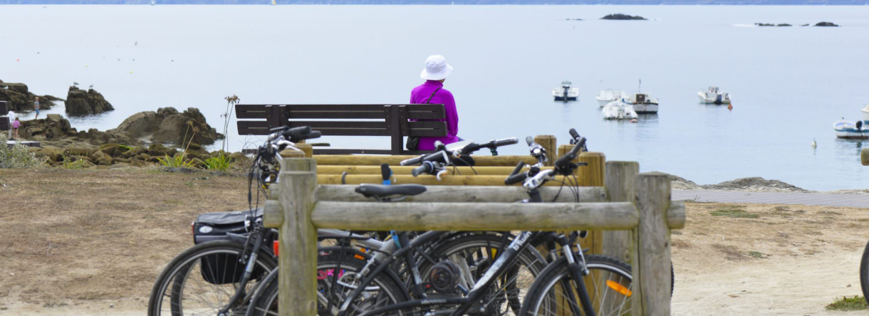 Fahrradpause auf dem grünen Küstenweg in Ploemeur (Morbihan, Südbretagne)