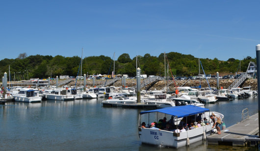 Anlegen mit dem Boot im Hafen von Guidel Plages. (Morbihan, Süd-Bretagne)