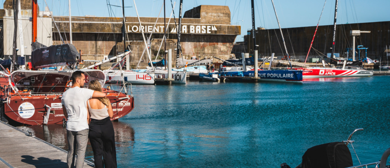 Bootsanleger von Booten am Zentrum für Hochseerennen in Lorient La Base (Morbihan, Süd-Bretagne)